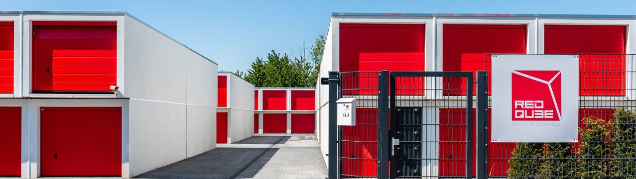 Befahrbarer Lagerraum bei REDQUBE - LKW kann direkt vorfahren in Köln