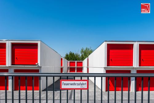 Reihe von Lagerboxen unterschiedlicher Größe
